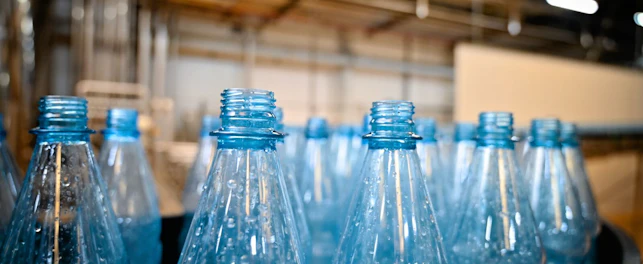 Puste plastikowe butelki po wodzie w zakładzie produkcyjnym.